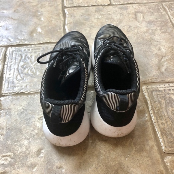 Black and White stripe Nike Roshe Runners - Picture 3 of 4